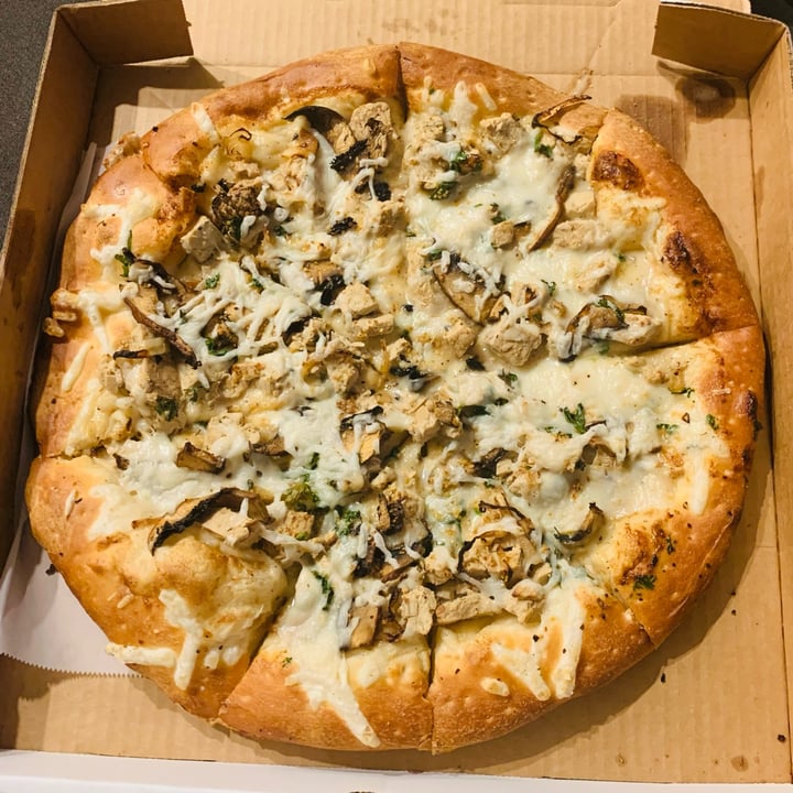 photo of Rudy's Gourmet Pizza Vegan Chicken & Garlic Pizza shared by @savocado on  19 Apr 2023 - review