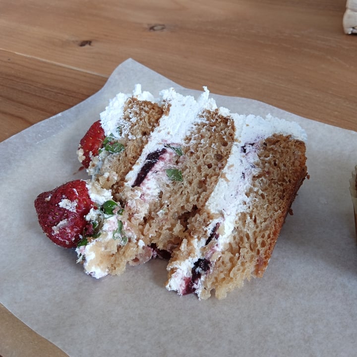 photo of La Vegana Sevilla. Obrador saludable De Dulce Y Salado Tarta Nata Con Fresas shared by @ornitorrincavegana on  12 Mar 2023 - review