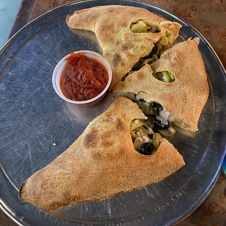 photo of Mellow Mushroom Build Your Own Calzone (With Vegan Cheese) shared by @shaylamo12 on  30 Jan 2023 - review