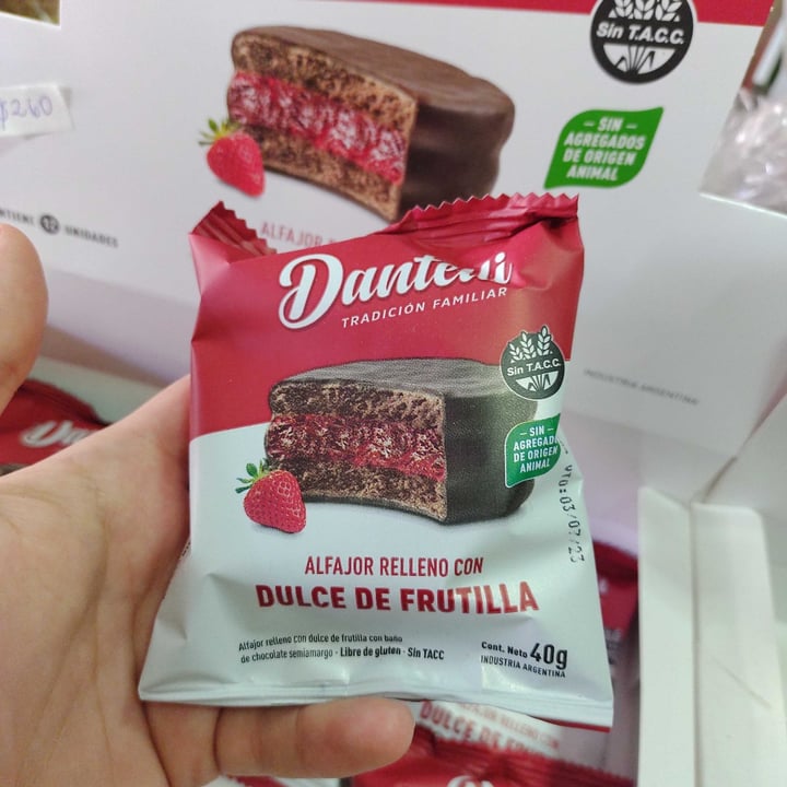 photo of dantelli Alfajor De Chocolate relleno con dulce de frutilla shared by @orianape on  15 May 2023 - review