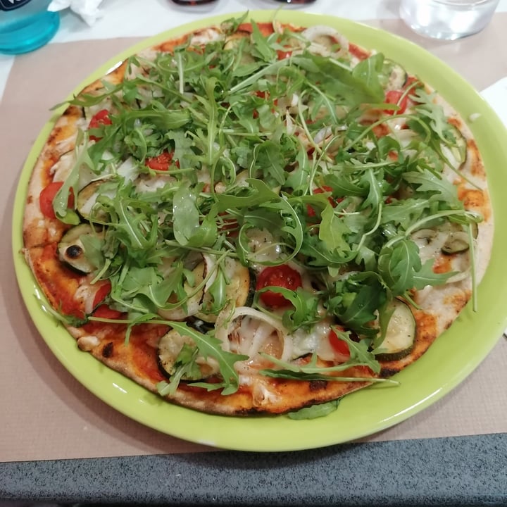 photo of Mundo Vegan pizza divina shared by @lauretalaulau on  07 Jan 2023 - review