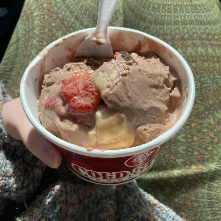 photo of Cold Stone Creamery Silk Chocolate Almondmilk Frozen Dessert shared by @maddysveganlife on  20 Feb 2023 - review