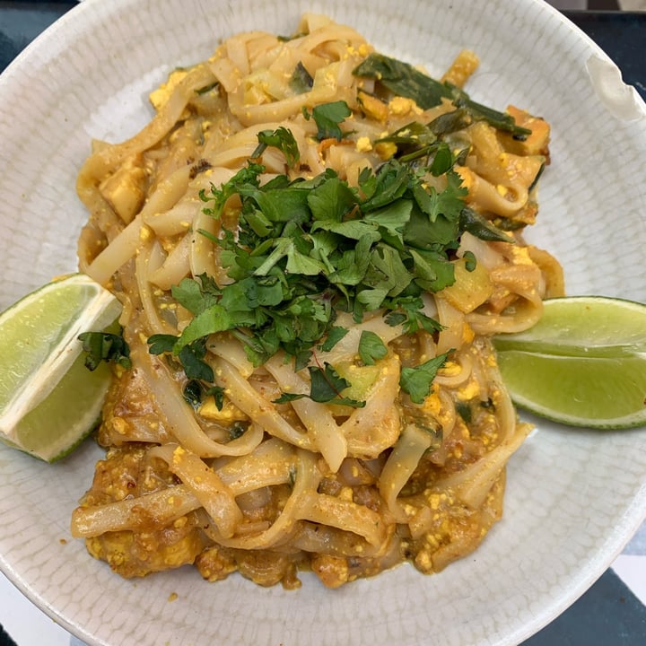 photo of Vega Pad Thai con fideos de arroz, tofu ahumado, salsa de coco y tamarindo, cacahuetes tostados y cilantro shared by @elyqs on  10 Jun 2023 - review
