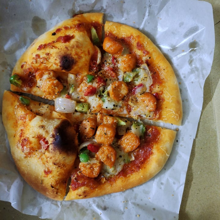 photo of V GO NUTS Vegan Neapolitan Chick'n Sausage pizza shared by @keerthan20 on  01 Jan 2023 - review