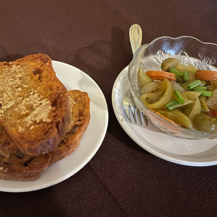 photo of Red Chateau garlic bread, achocha, goulash, patties, apple strudel shared by @tanyadeporto on  20 Mar 2023 - review