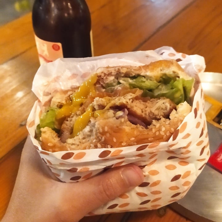 photo of We Can Veg It Veg Crispy - Hambúrguer grão de bico sabor frango shared by @flavinhazielinski on  10 Jun 2023 - review