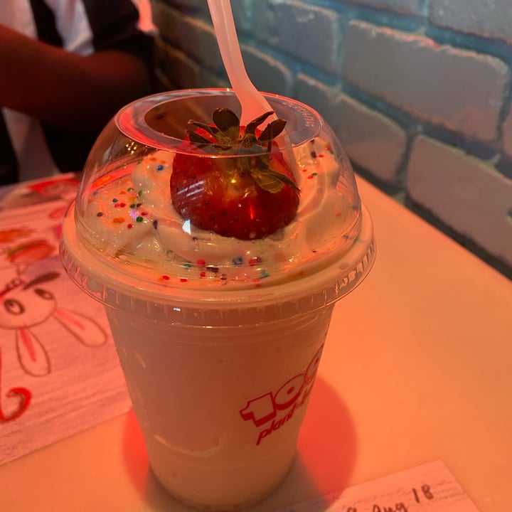 photo of Monty's Good Burger Vanilla Shake shared by @theveganfoodcritic on  01 May 2023 - review