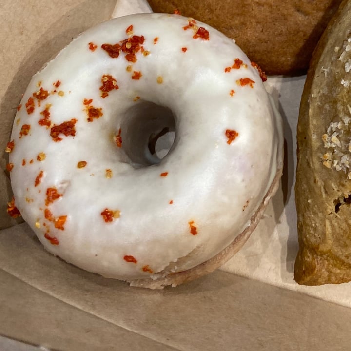 photo of Humble Roots Organic white chocolate raspberry donut shared by @mrsbubsmith on  05 Jul 2023 - review