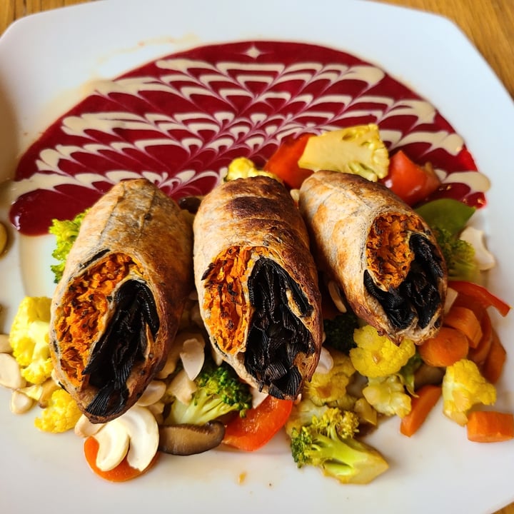 photo of Ravens Restaurant Sea Palm and Root Vegetable Strudel shared by @sofihuasteca on  31 Jul 2023 - review