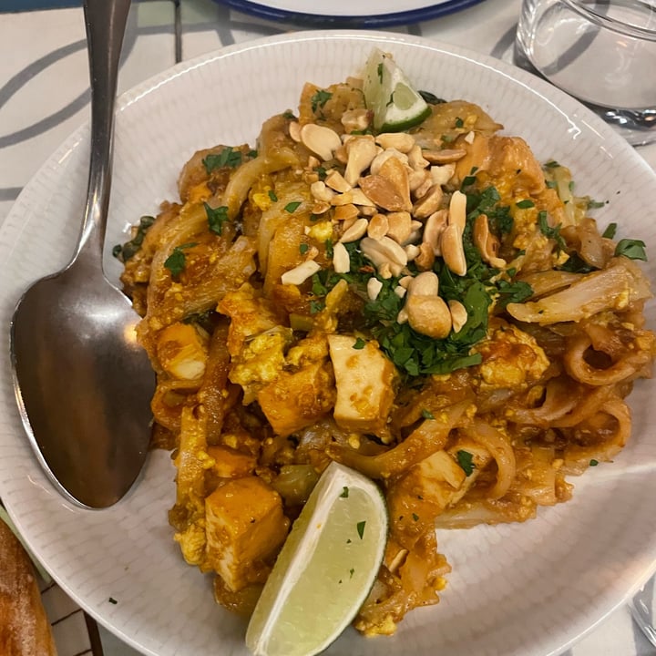 photo of Vega Pad Thai con fideos de arroz, tofu ahumado, salsa de coco y tamarindo, cacahuetes tostados y cilantro shared by @sindhu on  21 Jan 2023 - review