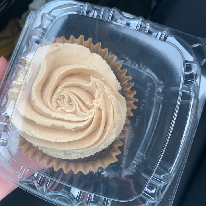 photo of The Coffee Factory Vegan Chocolate Peanut Butter Cupcake shared by @thatveganj on  06 Jan 2023 - review