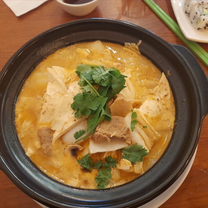 photo of Vegebowl Paris Clay-pot with udon noodles and satay sauc shared by @alice50 on  09 Jan 2023 - review