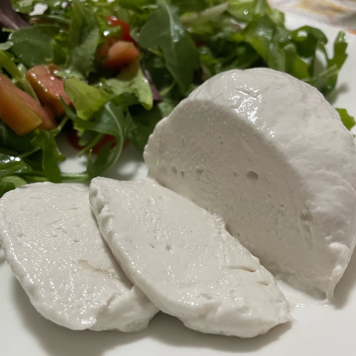 photo of Dreamfarm Alternativa vegetale alla mozzarella shared by @misscyanide on  28 May 2023 - review