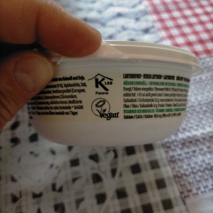photo of Vegan island Dairy Free Spread With Spring Onion shared by @michelalessandra on  06 Aug 2023 - review