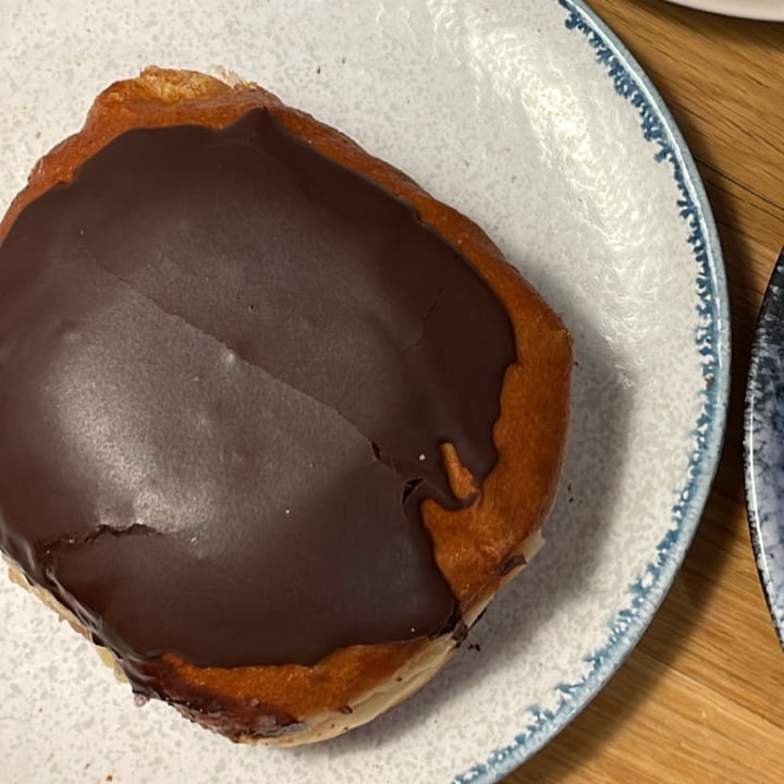 photo of Delish Vegan Doughnuts Boston Cream shared by @noeliaperez on  10 Apr 2023 - review