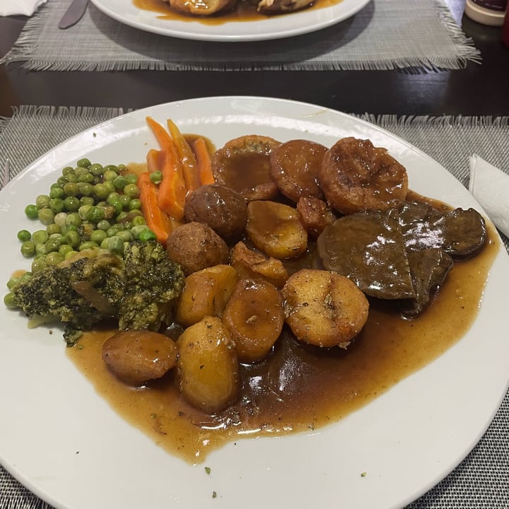 photo of Luca's Pub & Grub vegan roast dinner with Yorkshire Pudding And Seitan shared by @sarajane22 on  14 May 2023 - review