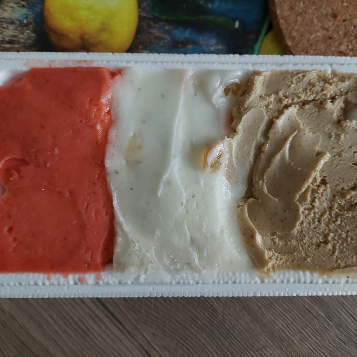 photo of Icecream Shop "Lo Gnomo" Vaschetta fragola, limone, mandorla shared by @pru69 on  04 Jun 2023 - review