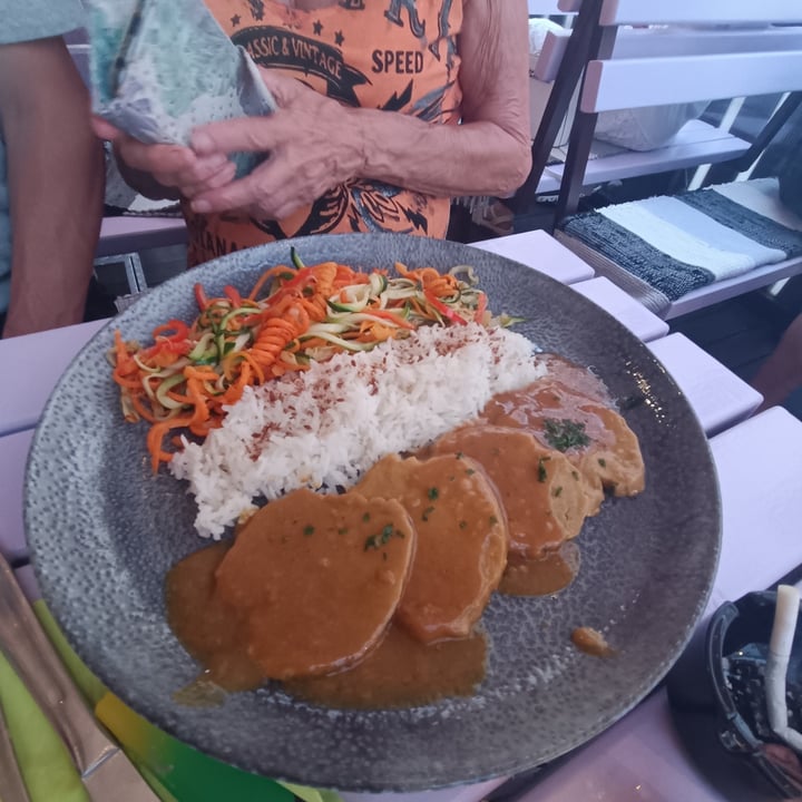 photo of Artha Seitan in umido con riso basmati e verdure cotte nel wok shared by @eleonorasoricaroyoga on  31 Jul 2023 - review