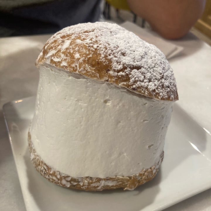 photo of Pasticceria Nepà maritozzo alla panna shared by @sottolapellepodcast on  05 Aug 2023 - review