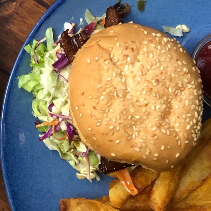 photo of Infinite Café Plant-Powered Kitchen Gourmet Rib Burger shared by @saigepeters on  12 Aug 2023 - review