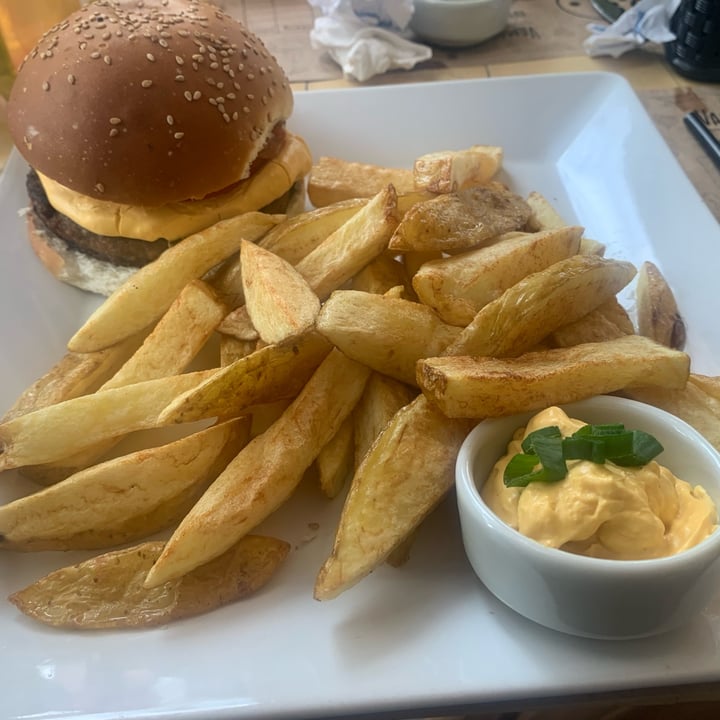 photo of Antojo’s Cheeseburger With Fries shared by @pltlife56 on  01 Jul 2023 - review