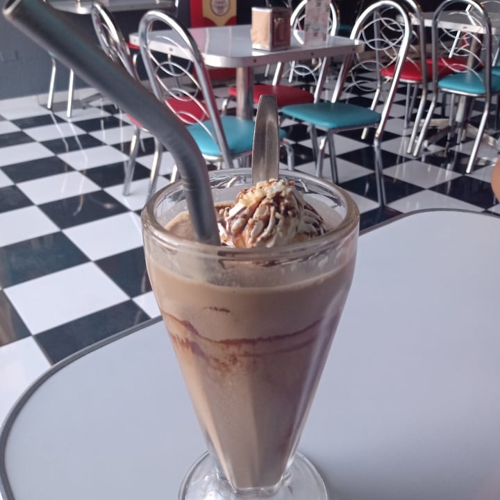 photo of COMET 984 - 50's Diner Malteada Sabor Snickers shared by @taniaislas on  06 Mar 2023 - review