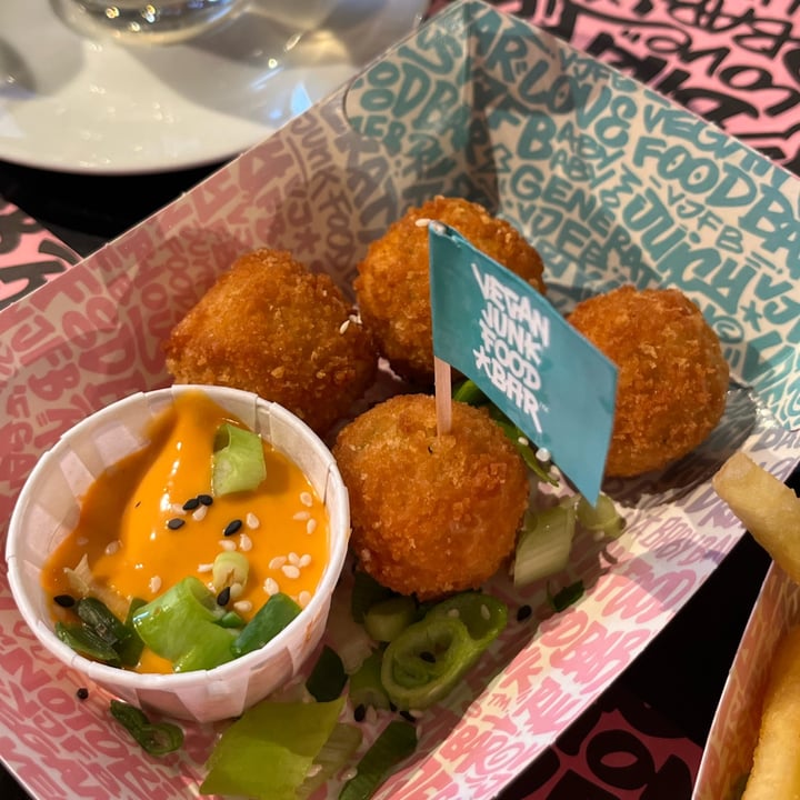 photo of Vegan Junk Food Bar mac and cheese balls shared by @xanaramos on  31 Dec 2022 - review