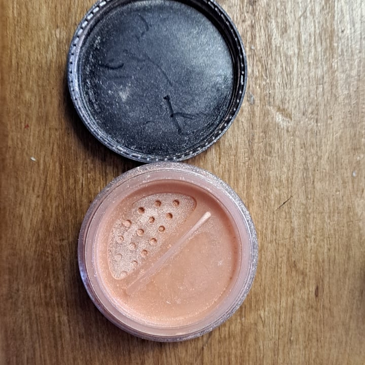 photo of Neve Cosmetics Ombraluce Duo Contouring Shadow/Light shared by @ilariapetri on  07 Mar 2023 - review