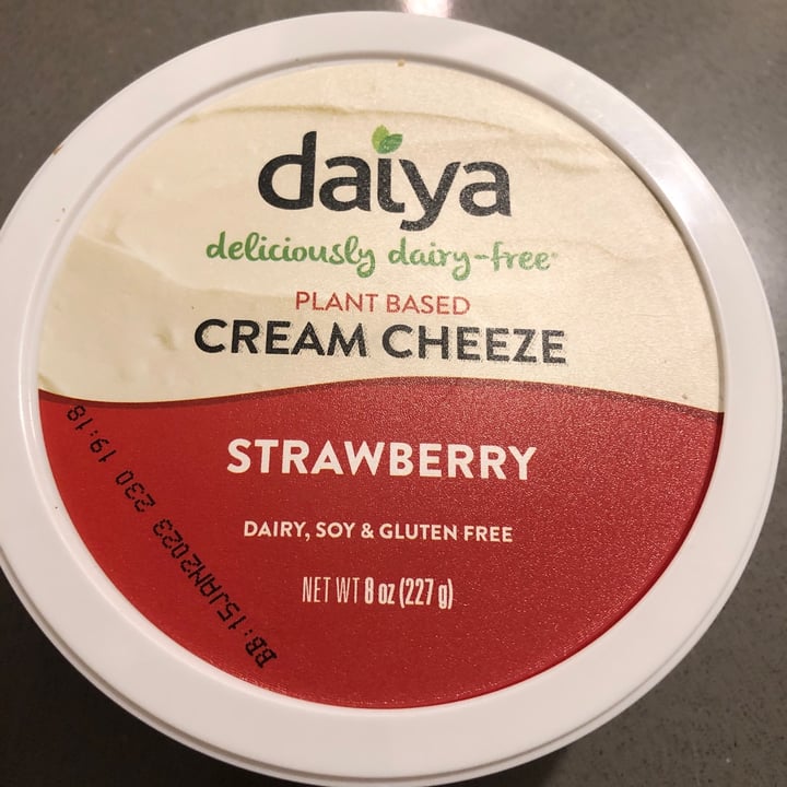 photo of Daiya Cream Cheese Style Spread Strawberry shared by @saralovesveggies on  25 Dec 2022 - review