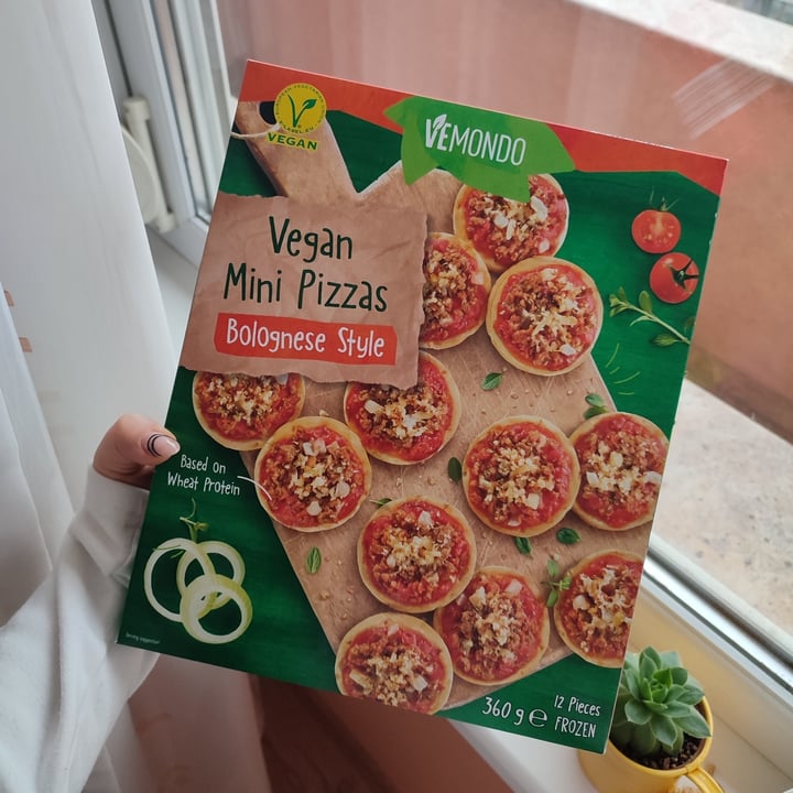 photo of Vemondo Vegan Mini Pizzas Bolognese Style shared by @flouredfingers on  30 Jan 2023 - review