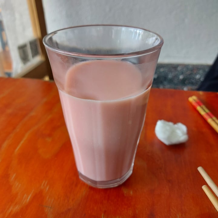 photo of V Ramen calpis natural de fresa shared by @rebecalozano on  19 May 2023 - review