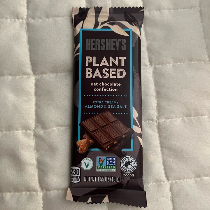 photo of Hershey's Oatmilk and Almond Chocolate Bar shared by @willemina on  21 Jun 2023 - review