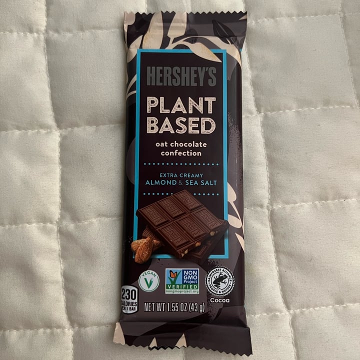 photo of Hershey's Oatmilk and Almond Chocolate Bar shared by @willemina on  21 Jun 2023 - review