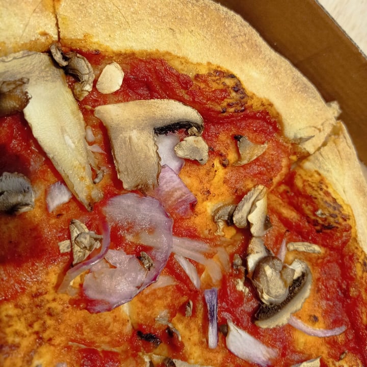 photo of Domino's Pizza Brugge Vegan pizza mushrooms shared by @lauracri on  01 Aug 2023 - review