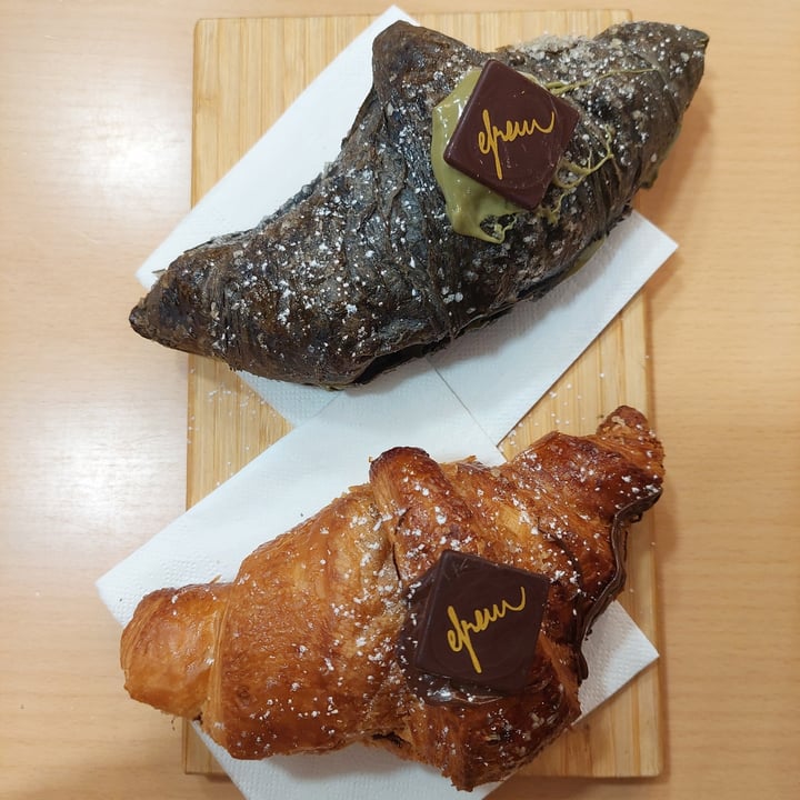 photo of Efrem - Caffetteria, Pasticceria, Cucina Brioche Al Carbone Con Pistacchio + Brioche Classica Con Cioccolato Al Caffè shared by @appleblossom on  12 Jan 2023 - review