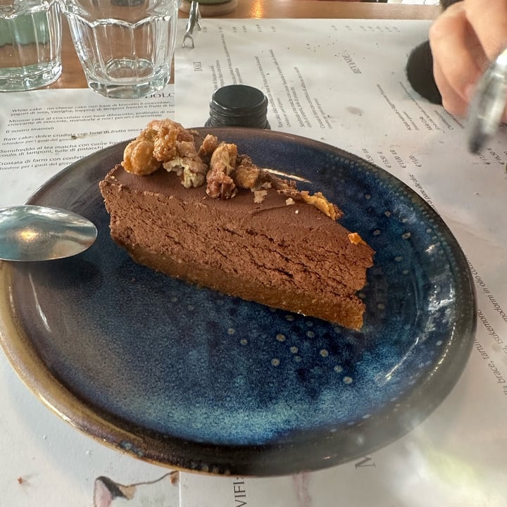 photo of Romeow Cat Bistrot Mousse al cioccolato con base biscotto, cioccolato fondente, latte di cocco, pralinato di nocciole e mandorle caramellate shared by @fluirefemminile on  10 May 2023 - review