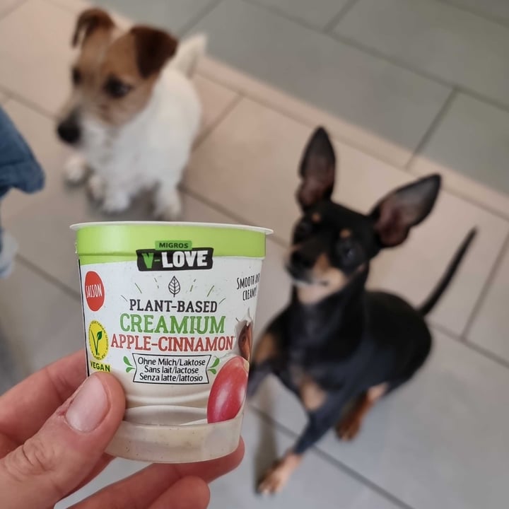 photo of Migros V-Love Creamium Apple-Cinnamon shared by @euberta89 on  10 Mar 2023 - review