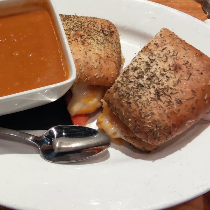 photo of Blossom on Columbus Grilled Cheese And Soup shared by @mariop13 on  16 May 2023 - review