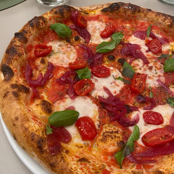 photo of Ristorante Dai Cuomo Pizza Con Formaggio Vegetale, Pomodorini Confit E Cipolla Rossa shared by @jennifertrentin on  20 Jul 2023 - review