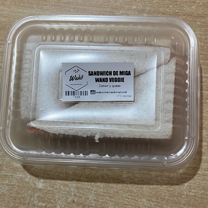 photo of Wako Mercado Natural Sandwich de miga de jamón y queso shared by @delfinamac on  31 Dec 2022 - review