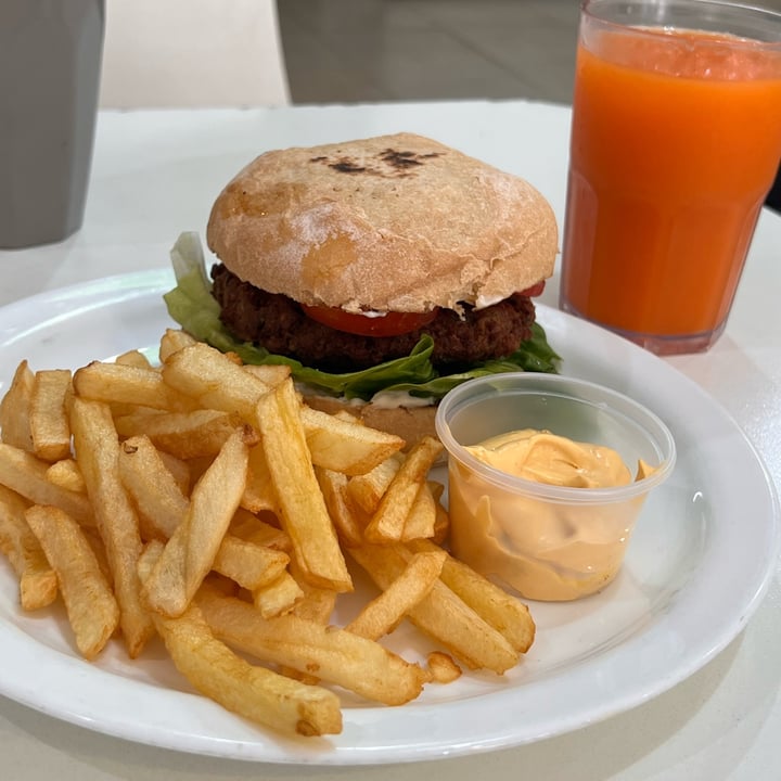 photo of Loving Hut Microcentro Crispy Burger shared by @nicorita on  22 Dec 2022 - review