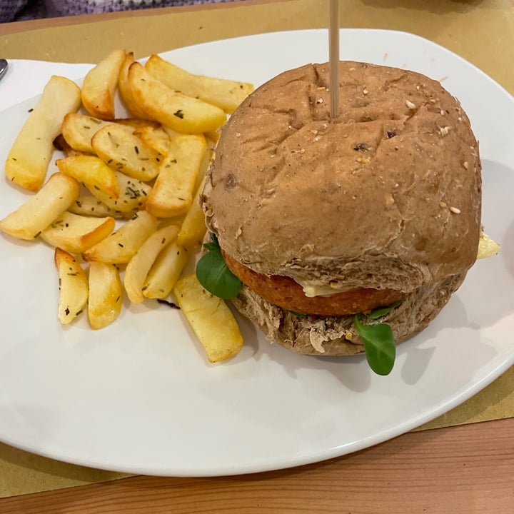 photo of Bottega Vegana Beyond Burger Con Patate shared by @elisatosi on  20 Apr 2023 - review