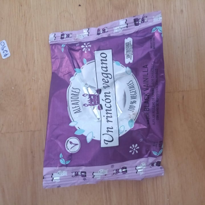 photo of Un Rincón Vegano Alfajor Black Vainilla shared by @lucappl on  21 Dec 2022 - review