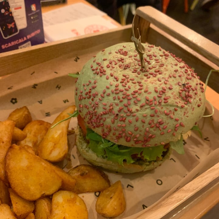 photo of Flower Burger Elf Burger LIMITED EDITION shared by @sabrinamarangoni on  03 Jan 2023 - review