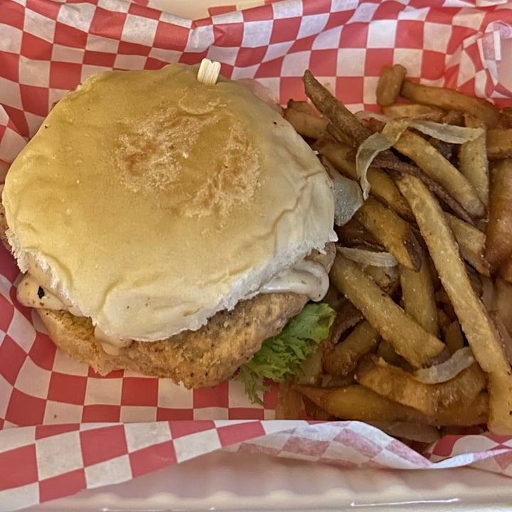 photo of The Smokin' Onion Restaurant + Food Truck Cluckin’ Good Sandwich shared by @vegan4thecritters on  30 Mar 2023 - review