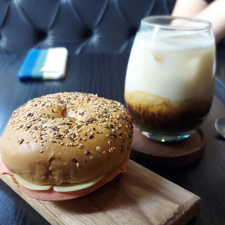 photo of Brooklyn Café Urbano bagel vegano jamon y queso shared by @andyfurlani on  07 Feb 2023 - review