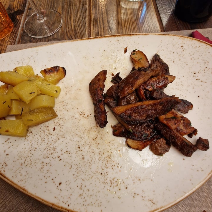 photo of Rifugio Romano Tagliata DI Seitan Con Funghi Porcini shared by @vegontour on  14 May 2023 - review