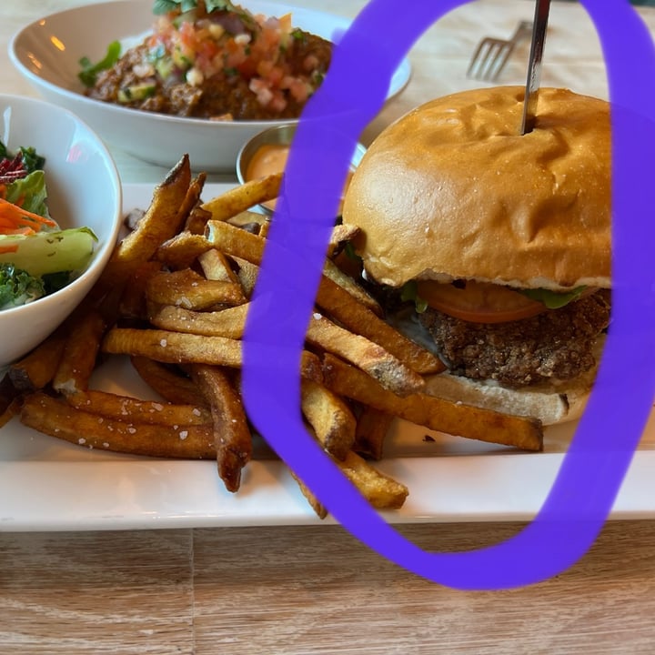 photo of MeeT on Blanshard Crispy Chickun Burger shared by @veganmika on  14 Mar 2023 - review