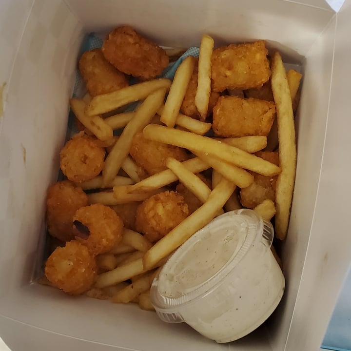 photo of Monty's Good Burger Fries & Tots 50/50 shared by @shakaragoddess on  23 Apr 2023 - review