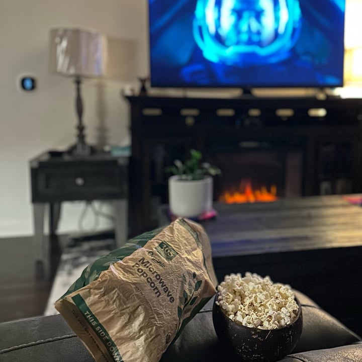 photo of 365 Whole Foods Market Organic No Oil or Salt Added Microwave Popcorn shared by @berryveganplanet on  01 Apr 2023 - review